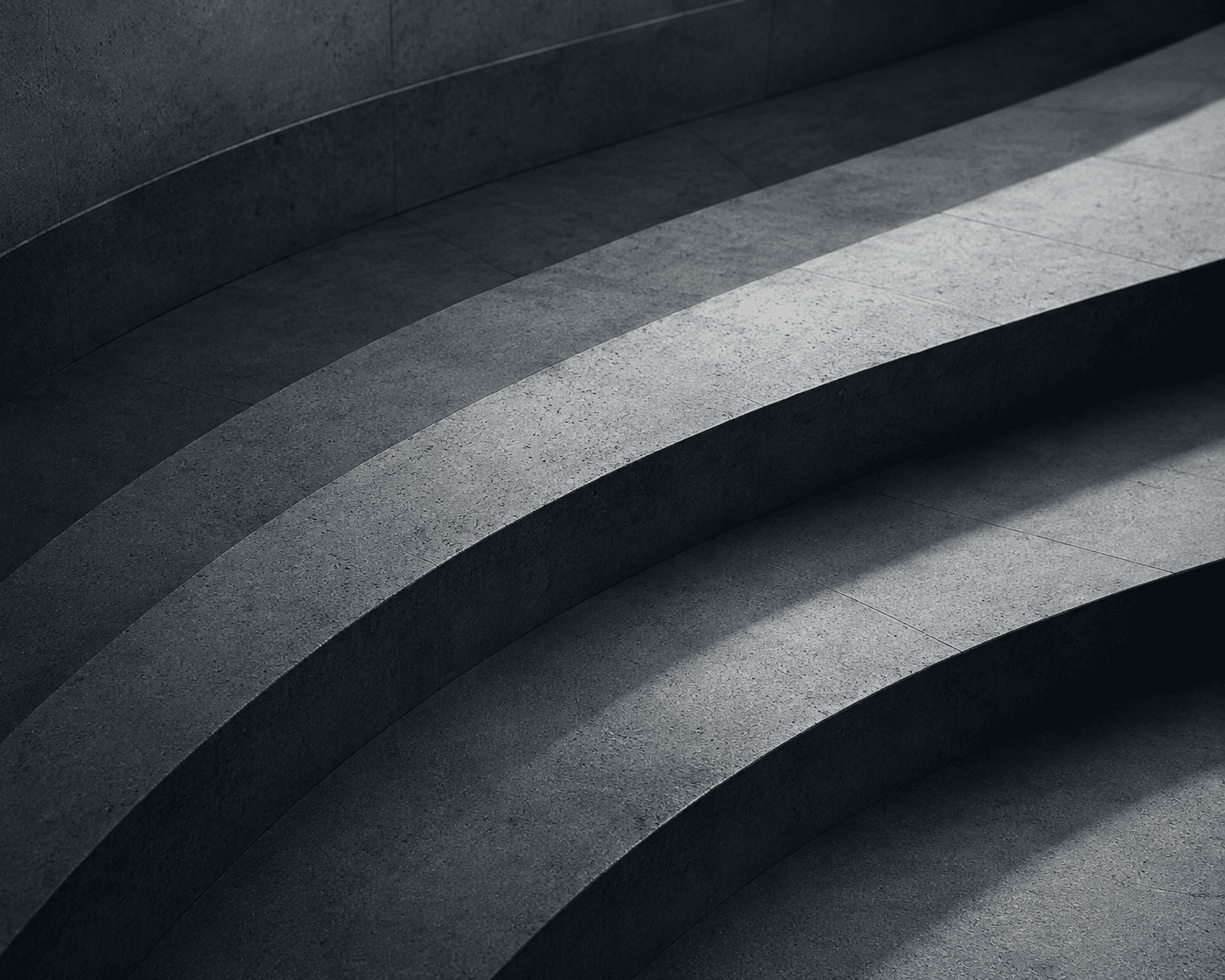 Geschwungene Betontreppe im Streiflicht